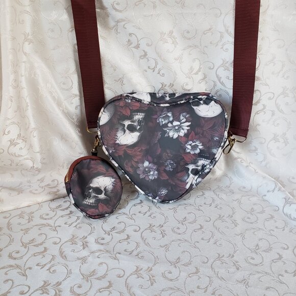 Heart shape Scull & Roses Crossbody bag & Change purse. Adjustable strap - Picture 4 of 13